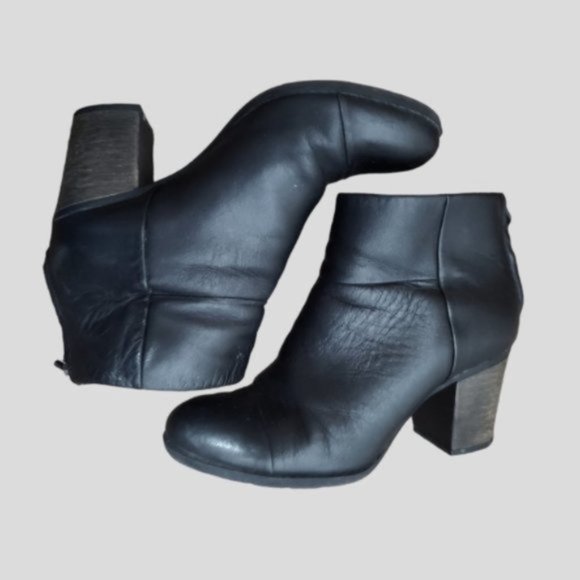 Clark's Leather Ankle Boots with zipper back and Rubber Bottom- Size 8M - Picture 4 of 16